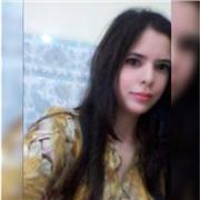 Professeur particulier donne de cours soutien scolaire aux étudiants de primaire et le collège